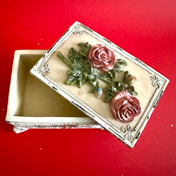 Decorative Box with flower motif - Picture 3 of 6